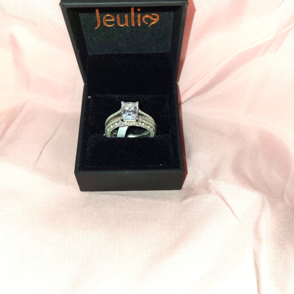 Jeulia wedding ring